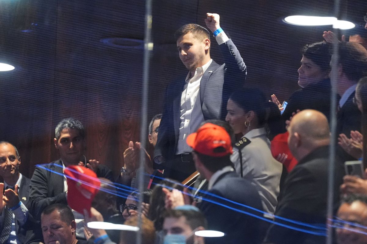 Ο Ισραηλινός στρατιώτης Άρι Σπιτζ που τραυματίστηκε στον πόλεμο στη Γάζα καταχειροκροτείται στην Κνεσέτ