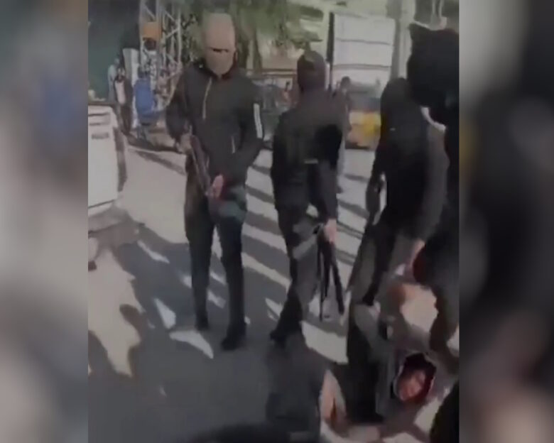 Φρίκη στη Γάζα: Οι IDF δημοσίευσαν σοκαριστικά βίντεο με μέλη της «Μονάδας Βέλος» να βασανίζουν Παλαιστίνιους – Σκληρές εικόνες