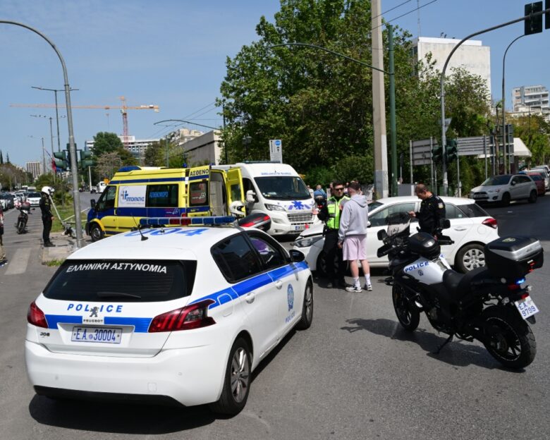 Τροχαίο δυστύχημα στο Λαύριο: Νεκρός 45χρονος οδηγός που καρφώθηκε με την μηχανή του σε φανάρι