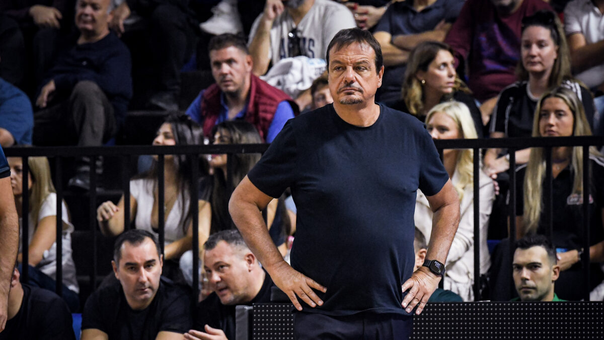 Ο Εργκίν Αταμάν στο ματς με τον Κολοσσό Ρόδου (ΧΑΡΗΣ ΖΑΜΠΕΤΟΥΛΑΣ