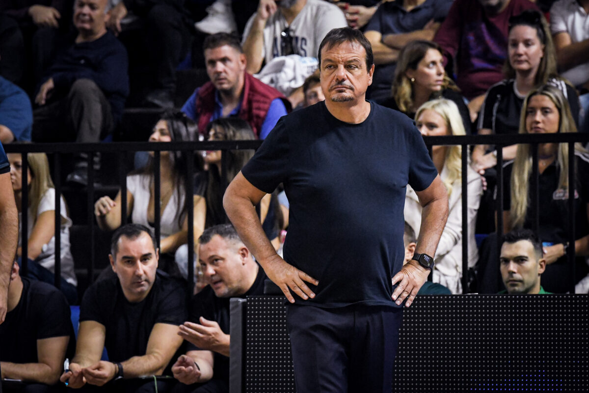 Ο Εργκίν Αταμάν στο ματς με τον Κολοσσό Ρόδου (ΧΑΡΗΣ ΖΑΜΠΕΤΟΥΛΑΣ