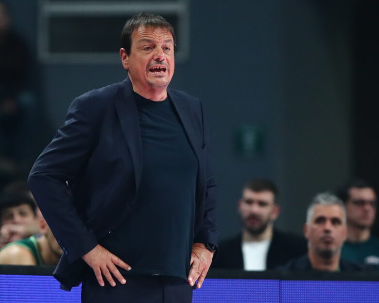 Εργκίν Αταμάν για τον τραυματισμό του Ρισόν Χολμς: «Θα μείνει εκτός δράσης για τουλάχιστον ένα μήνα»