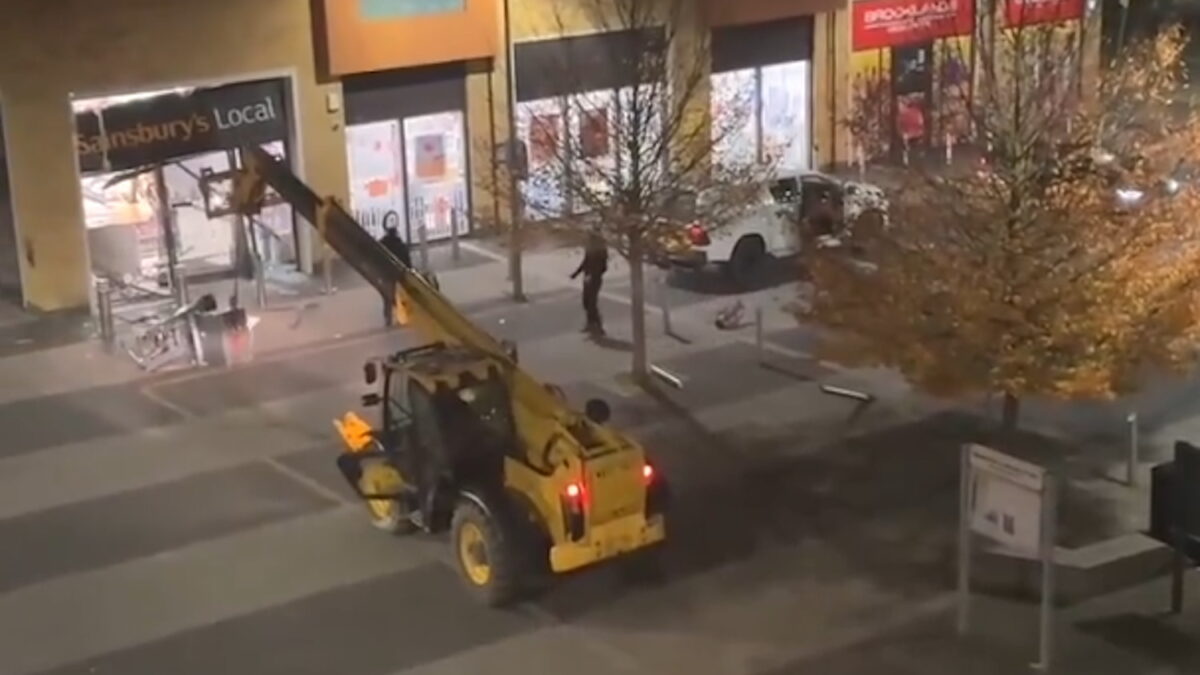 Η στιγμή που ο εκσκαφέας σηκώνει το ΑΤΜ