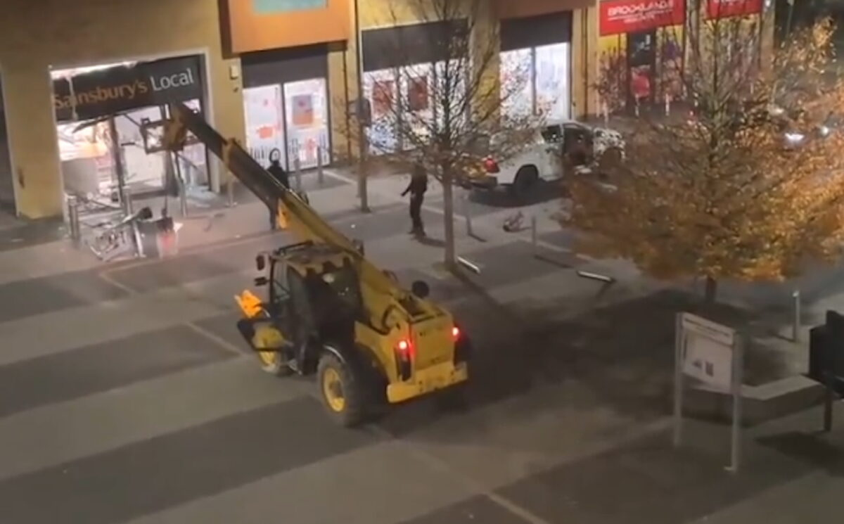 Η στιγμή που ο εκσκαφέας σηκώνει το ΑΤΜ