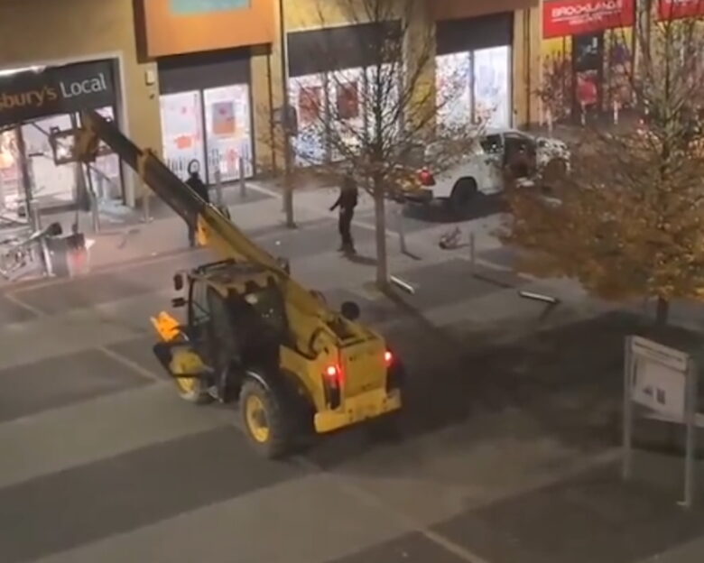 Αγγλία: Θρασύτατοι ληστές σήκωσαν ATM με εκσκαφέα, το έβαλαν σε φορτηγό και έγιναν καπνός