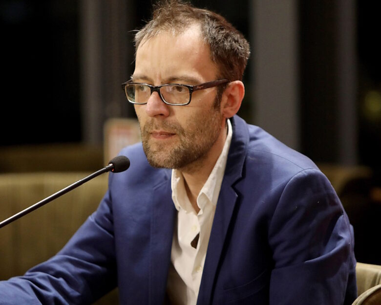 Αύγουστος Κορτώ: «Αν ποστάρω για τα Τέμπη πολλοί θα σκεφτούν “κοίτα την κ@@φ@@α πάει να πουλήσει βιβλία στις πλάτες των νεκρών”»