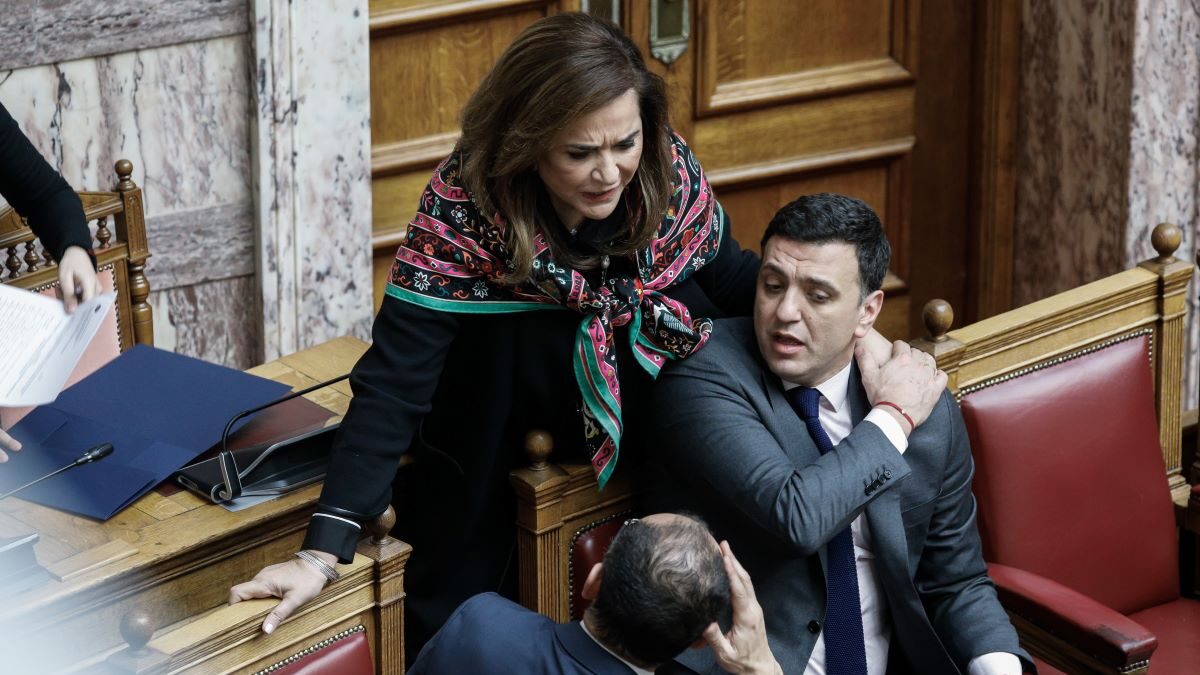 Η Ντόρα Μπακογιάννη και ο Βασίλης Κικίλιας στη Βουλή