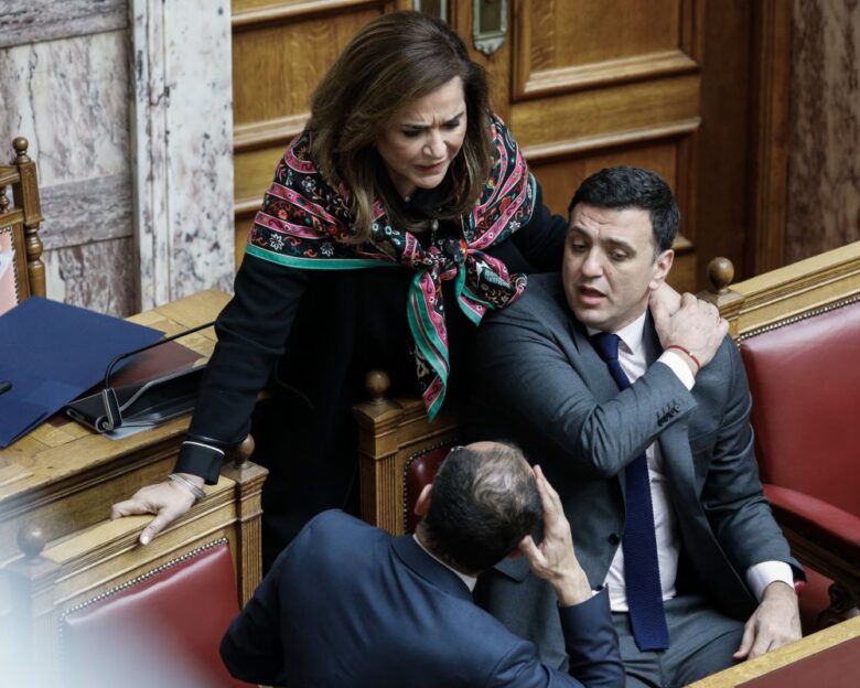 Ντόρα Μπακογιάννη κατά Βασίλη Κικίλια για την ΕΔΕ στον λιμενάρχη Χανίων: Η εξουσία ασκείται με ανθρωπιά όχι αλαζονικά