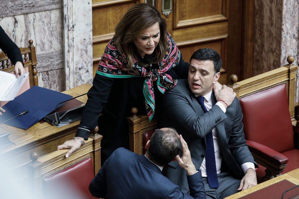 Η Ντόρα Μπακογιάννη και ο Βασίλης Κικίλιας στη Βουλή