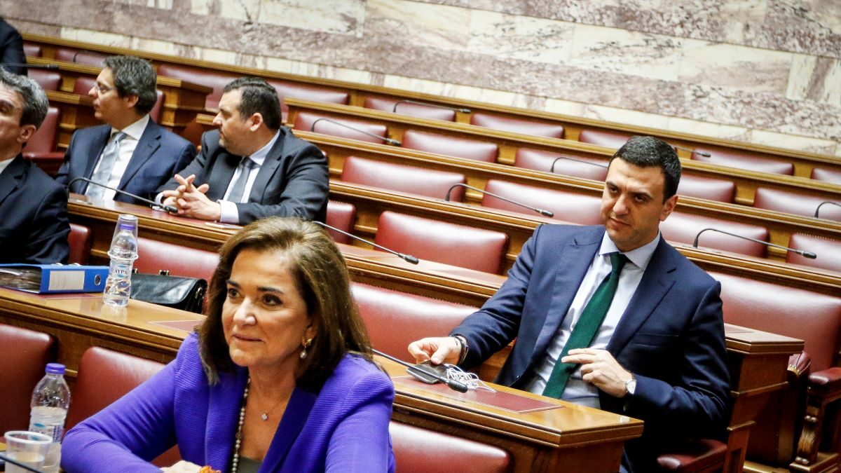 Η Ντόρα Μπακογιάννη και ο Βασίλης Κικίλιας στα έδρανα της Βουλής