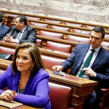 Η Ντόρα Μπακογιάννη και ο Βασίλης Κικίλιας στα έδρανα της Βουλής