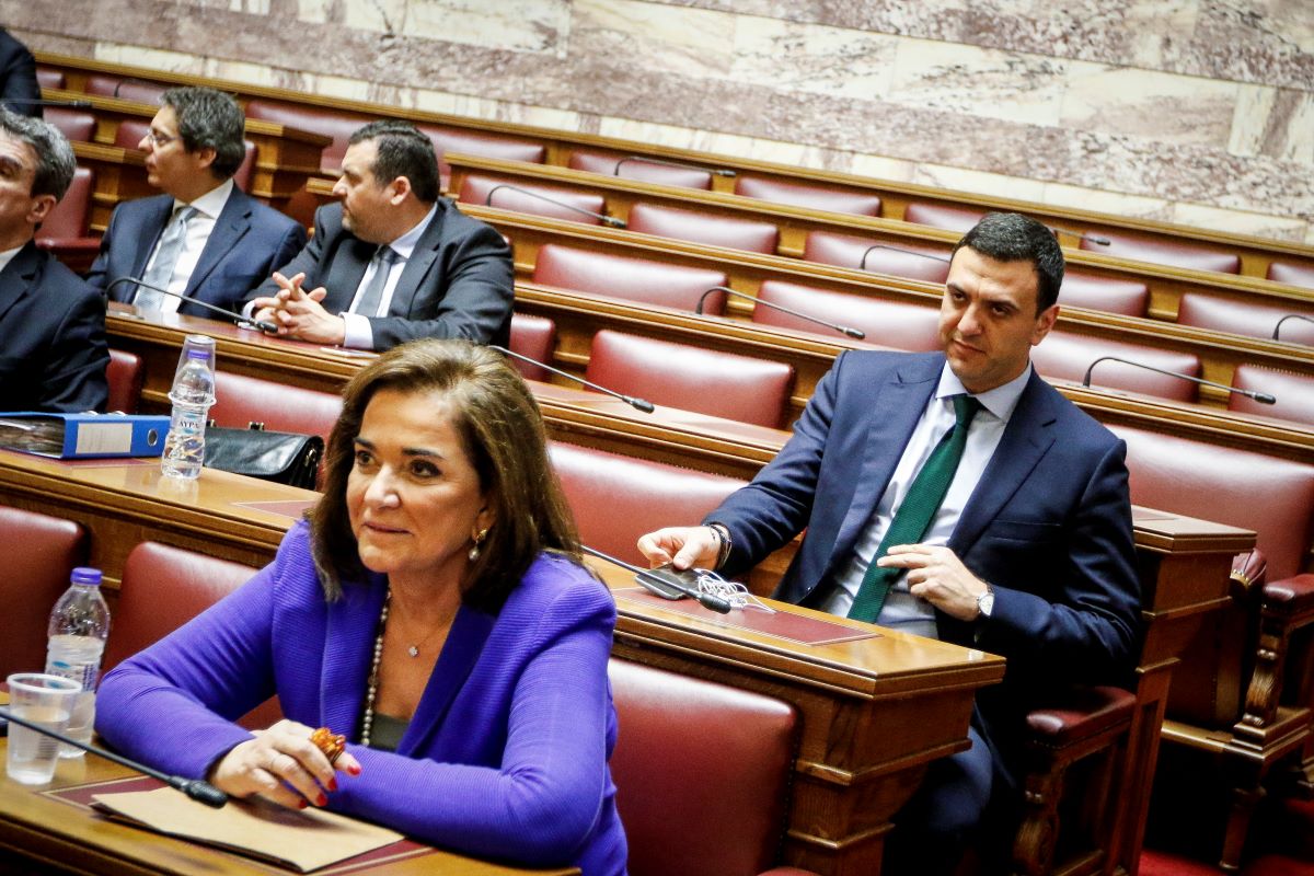 Η Ντόρα Μπακογιάννη και ο Βασίλης Κικίλιας στα έδρανα της Βουλής