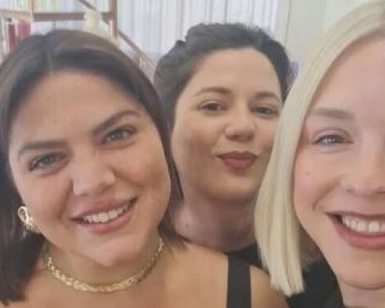 Η Δανάη Μπάρκα έγινε ξανά μελαχρινή: «Στην Πρέβεζα βγαίνεις για έναν καφέ και γυρνάς με άλλο μαλλί»