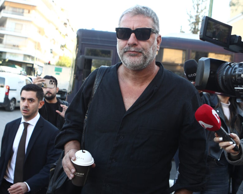 Ο Βασίλης Μπισμπίκης στα δικαστήρια για την υπόθεση του τροχαίου – Τα πρώτα πλάνα από την άφιξή του