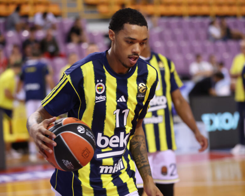 Euroleague: Απίστευτος τραυματισμός του Μπράντον Μπόστον Τζούνιορ – Τράκαρε με συμπαίκτη του και γύρισε το πόδι του
