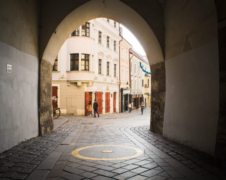 Η Σλοβακία βάζει όριο ταχύτητας στους πεζούς: «Φρένο» πρέπει να πατήσουν και ποδήλατα και πατίνια που κυκλοφορούν στα πεζοδρόμια