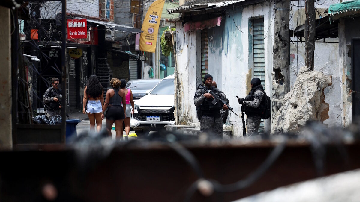 Μέλη της στρατιωτικής αστυνομίας στη διάρκεια της επιχείρησης εναντίον ναρκωτικών και trafficking σε φαβέλα του Ρίο ντε Τζανέιρο στη Βραζιλία