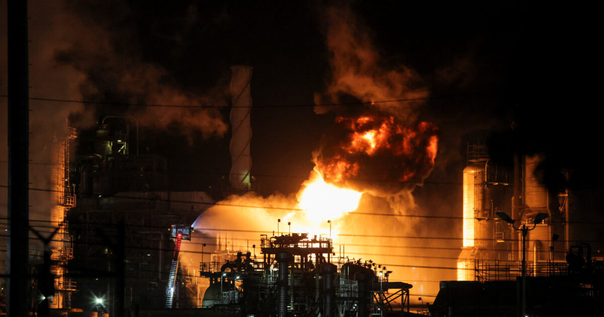 USA: Large fire in Chevron Refinery near Los Angeles