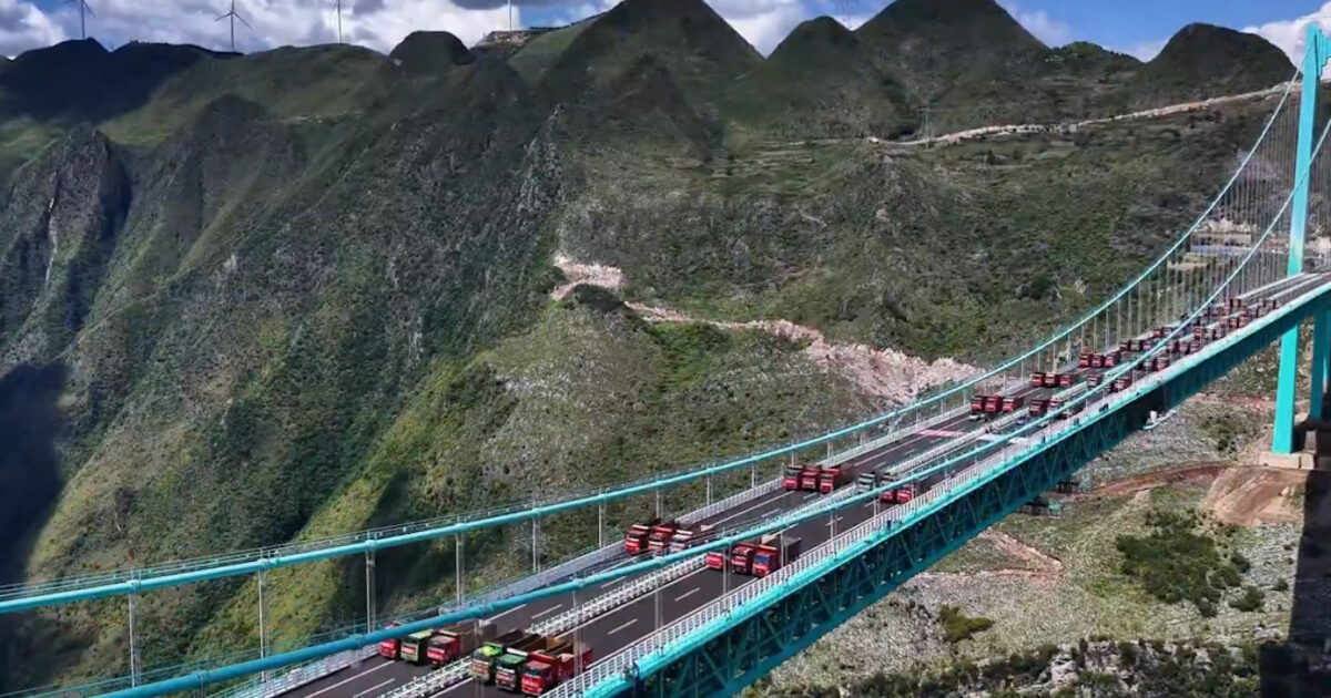 China: Bunge Jumping from the tallest bridge in the world – video with a dip from 625 meters