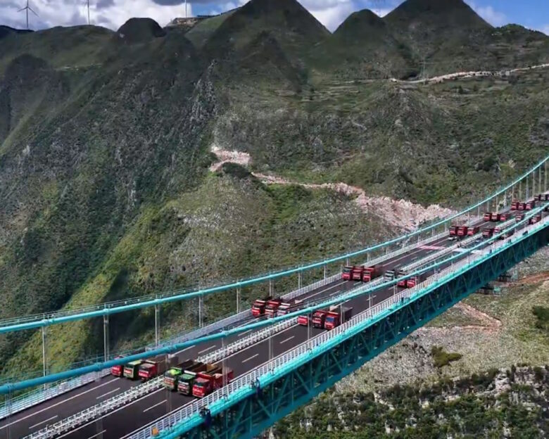 Κίνα: Bungee jumping από την ψηλότερη γέφυρα στον κόσμο – Βίντεο με βουτιά από τα 625 μέτρα