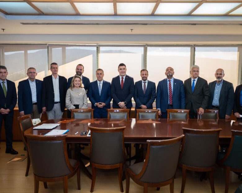 H Coca-Cola Τρία Έψιλον αναλαμβάνει την αποκατάσταση των πυρόπληκτων περιοχών στην Αχαΐα με δωρεά €1 εκατ. από το Ίδρυμα Coca-Cola HBC