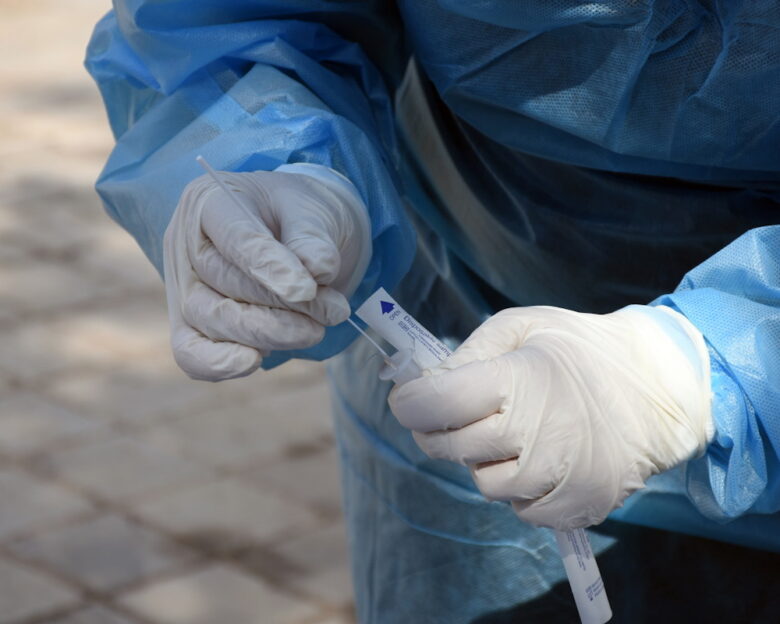 ΕΟΔΥ: Μία διασωλήνωση και ένας θάνατος από Covid-19 την τελευταία εβδομάδα