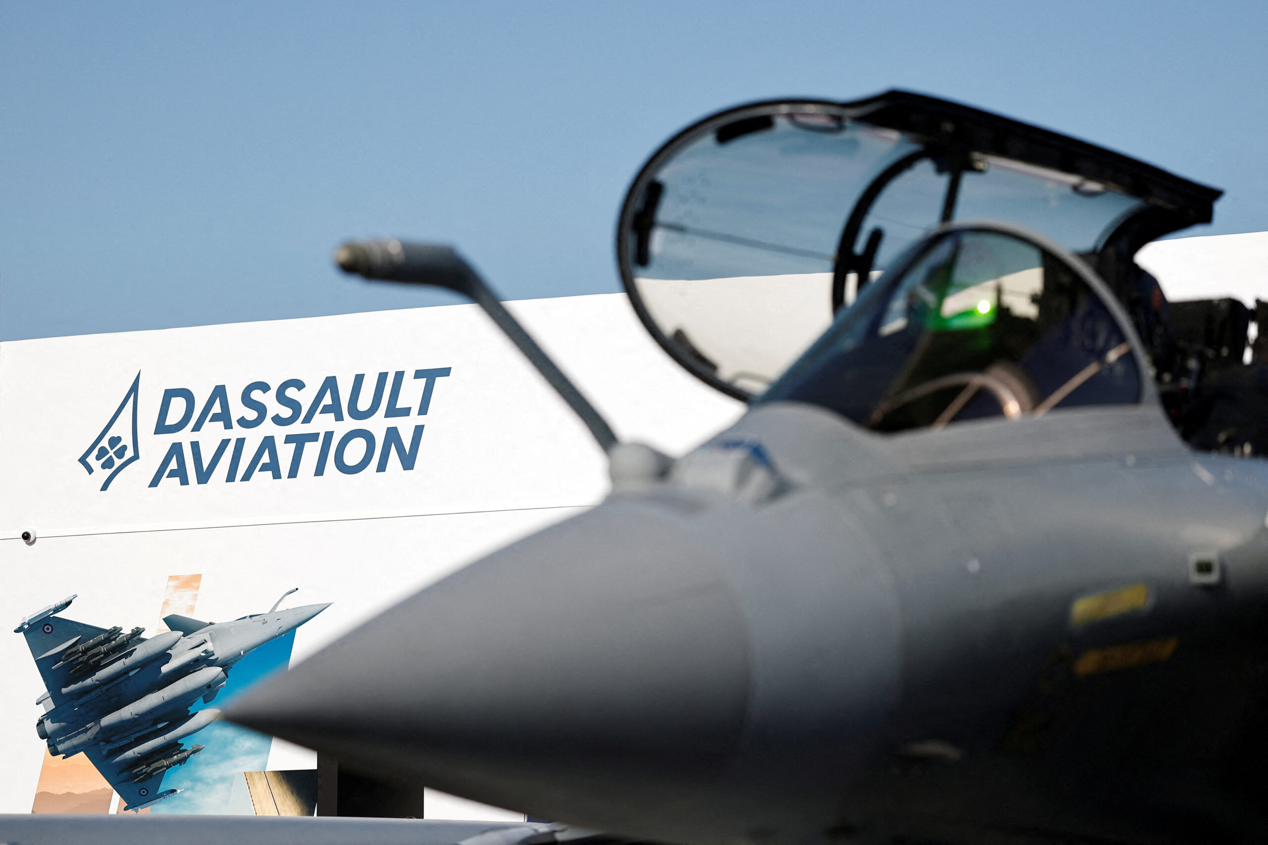 Το λογότυπο της Dassault και ένα μαχητικό αεροσκάφος Rafale