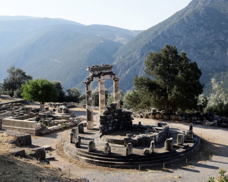 Δελφοί: Τουρίστες μπούκαραν στον αρχαιολογικό χώρο και έκλεψαν αντικείμενο που έμοιαζε με αρχαία πέτρα