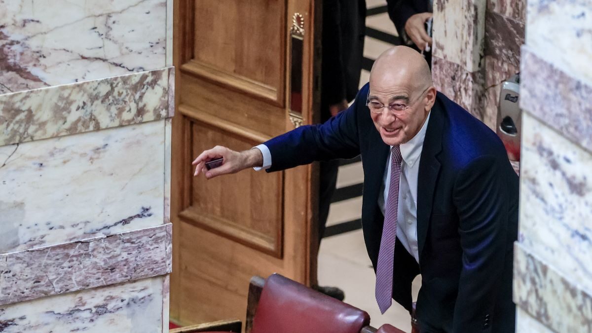 Ο Νίκος Δένδιας στην αίθουσα της Ολομέλειας
