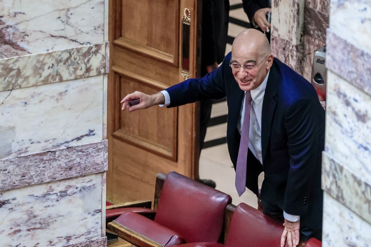 Ο Νίκος Δένδιας στην αίθουσα της Ολομέλειας