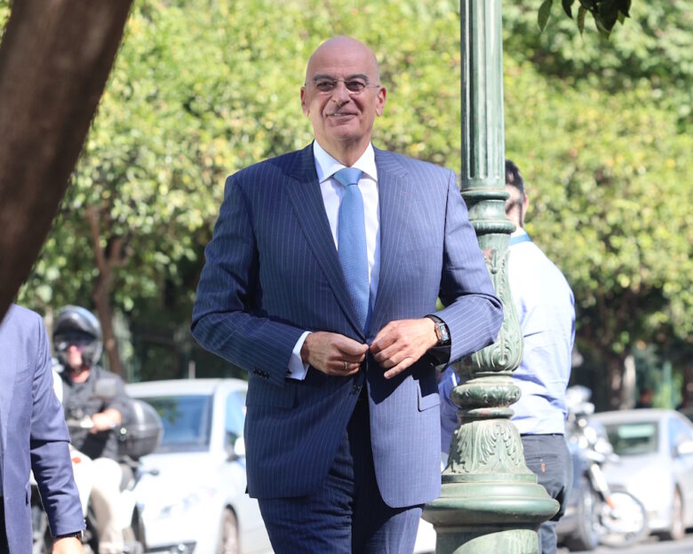 Οι πρώτες αντιδράσεις από την πλευρά της κυβέρνησης για την απουσία Δένδια από τη Βουλή και τις αποστάσεις από την τροπολογία για τον Άγνωστο Στρατιώτη