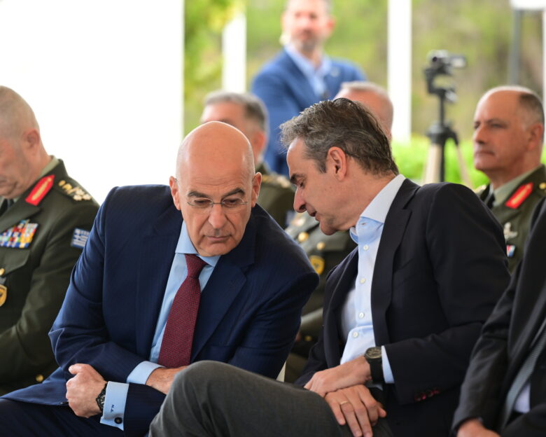 Μπουρλότο στη Βουλή από τις αποστάσεις Δένδια για τη ρύθμιση του Άγνωστου Στρατιώτη  απών και ο Χρυσοχοΐδης από την ομιλία Μητσοτάκη  ο νόμος θα εφαρμοστεί το μήνυμα του Μαξίμου  στην τελική ευθεία ο «κόφτης» με το βλέμμα στην Κωνσταντοπούλου  χωρίς νέο ραντεβού Γεραπετρίτης – Φιντάν