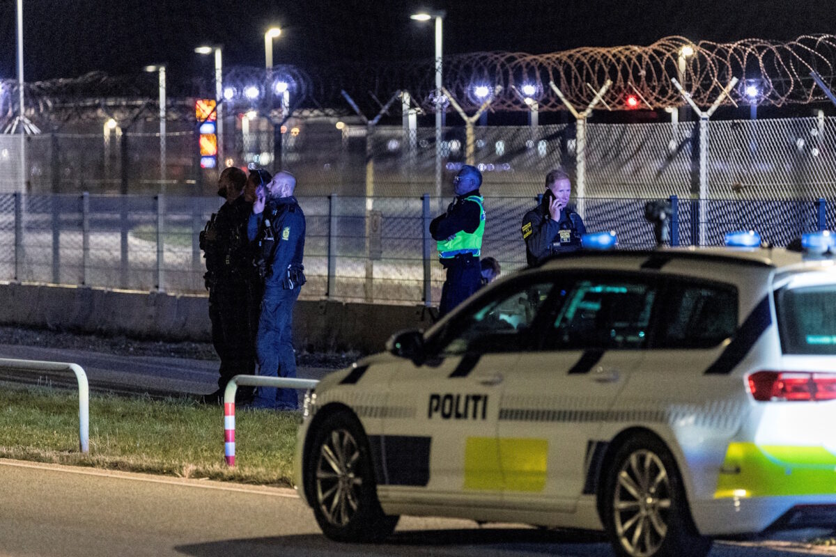 Αστυνομικές δυνάμεις στο αεροδρόμιο του Άαλμποργκ της Δανίας μετά τον εντοπισμό drone