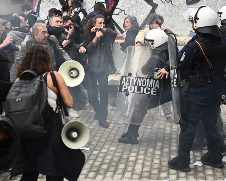 Επεισόδια σε συγκέντρωση διαμαρτυρίας εκπαιδευτικών στο Μεταξουργείο: Έπεσαν κρότου λάμψης και χημικά – Δείτε φωτογραφίες