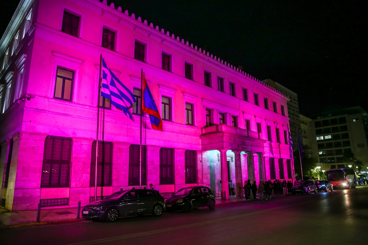 Φωταγώγηση του δημαρχείου της Αθήνας την 24η Οκτωβρίου, για τον μήνα ευαισθητοποίησης για τον καρκίνο του μαστού