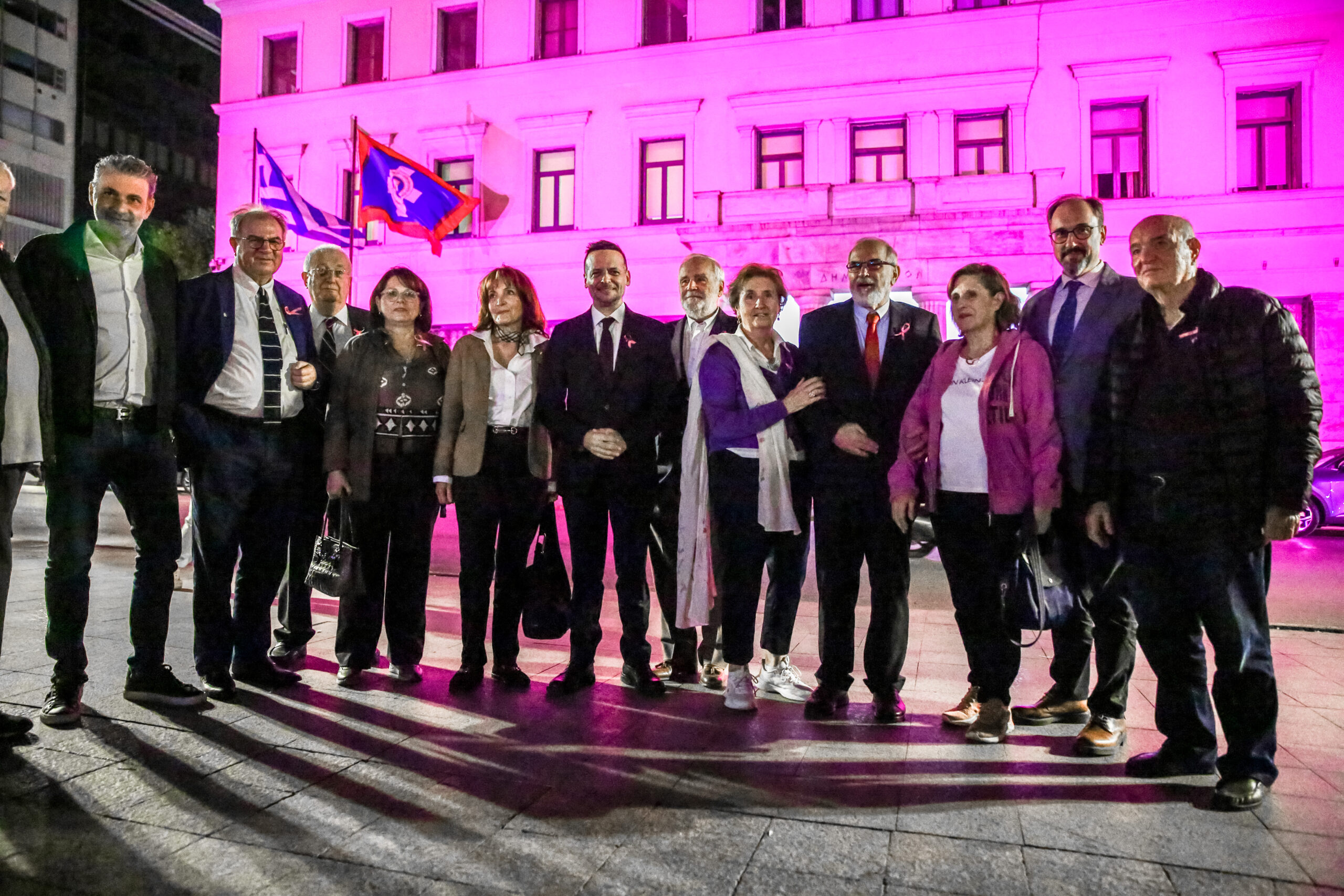 Φωταγώγηση του δημαρχείου της Αθήνας την 24η Οκτωβρίου, για τον μήνα ευαισθητοποίησης για τον καρκίνο του μαστού