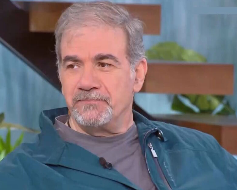 Δημήτρης Σταρόβας: «Στην παράσταση έχουμε προσαρμόσει το πρόβλημα ομιλίας στον ρόλο μου»