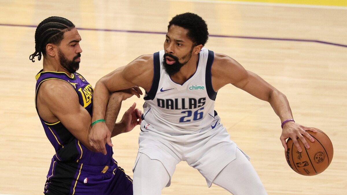 Ο Ντίνγουιντι σε αγώνα του NBA EPA