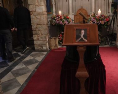 Διονύσης Σαββόπουλος: Οι πολιτικοί και οι καλλιτέχνες που έδωσαν το «παρών» στο «ύστατο χαίρε»