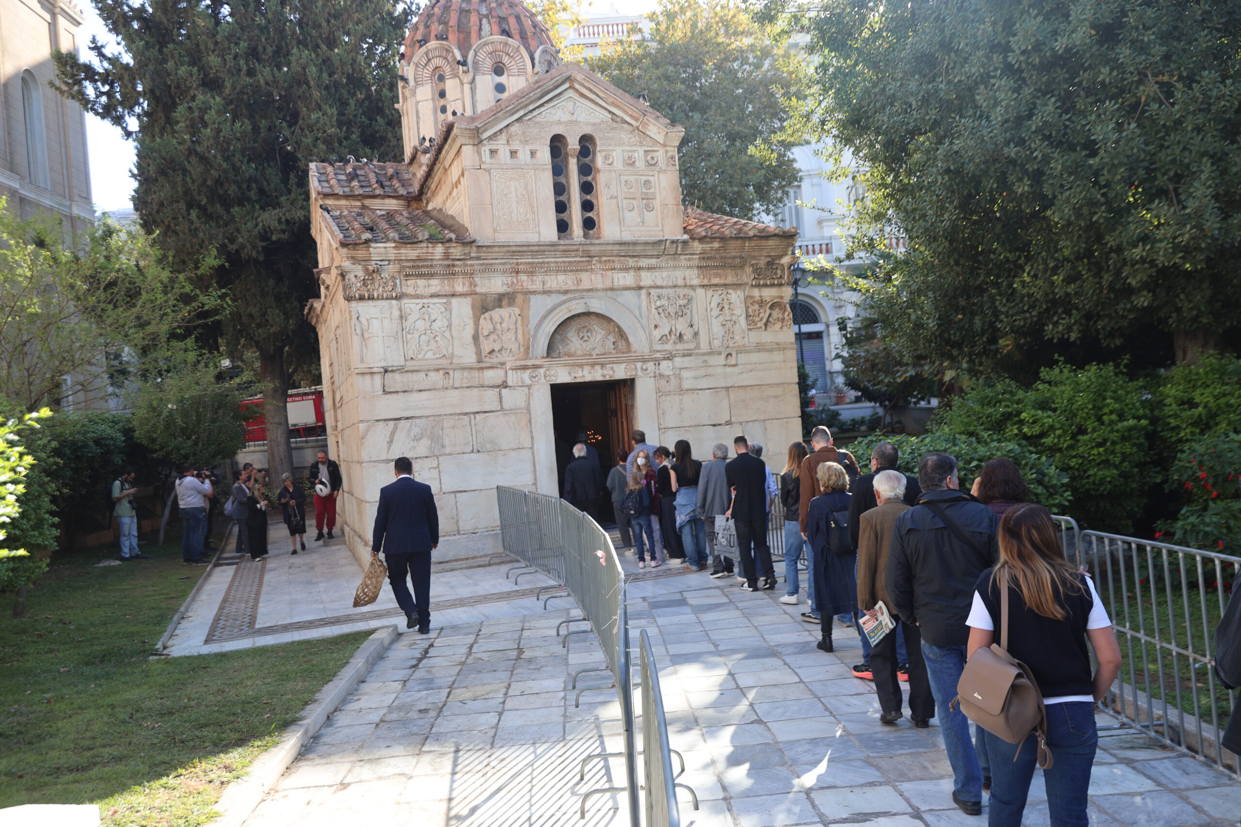 ΠΡΟΣΟΧΗ - ΕΠΙΣΗΜΑΝΣΗ ΠΡΟΣ ΑΡΧΙΣΥΝΤΑΚΤΗ ** Η λήψη της εικόνας έχει ληφθεί χωρίς τη ρητή άδεια των εικονιζόμενων. Η δημοσιοποίηση των χαρακτηριστικών τους γίνεται αποκλειστικά με ευθύνη του Μέσου που θα την χρησιμοποιήσει **Λαϊκό προσκύνημα στο παρεκκλήσι της Μητρόπολης Αθηνών για τον Διονύση Σαββόπουλο.  Σάββατο 25 Οκτωβρίου 2025 (ΓΙΑΝΝΗΣ ΠΑΝΑΓΟΠΟΥΛΟΣ / EUROKINISSI)