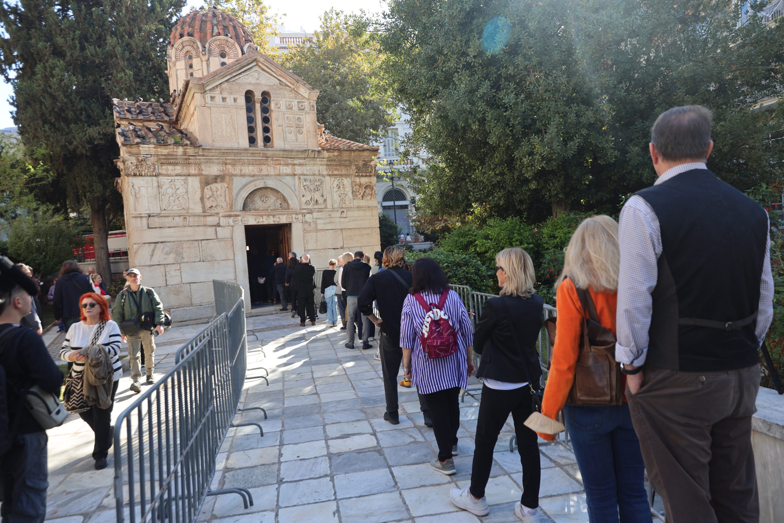 ΠΡΟΣΟΧΗ - ΕΠΙΣΗΜΑΝΣΗ ΠΡΟΣ ΑΡΧΙΣΥΝΤΑΚΤΗ ** Η λήψη της εικόνας έχει ληφθεί χωρίς τη ρητή άδεια των εικονιζόμενων. Η δημοσιοποίηση των χαρακτηριστικών τους γίνεται αποκλειστικά με ευθύνη του Μέσου που θα την χρησιμοποιήσει **Λαϊκό προσκύνημα στο παρεκκλήσι της Μητρόπολης Αθηνών για τον Διονύση Σαββόπουλο.  Σάββατο 25 Οκτωβρίου 2025 (ΓΙΑΝΝΗΣ ΠΑΝΑΓΟΠΟΥΛΟΣ / EUROKINISSI)