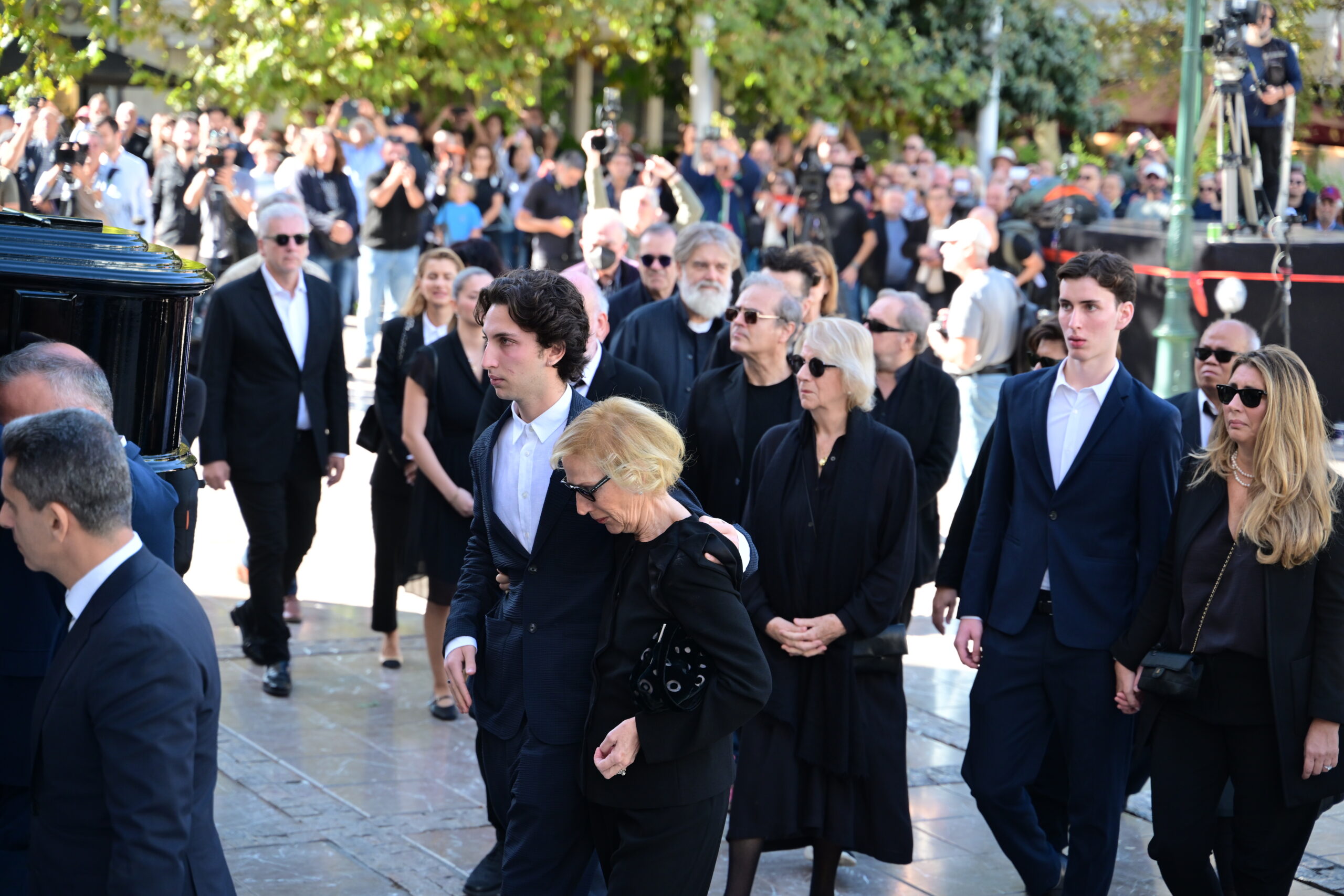 Κηδεία Διονύση Σαββόπουλου. Εξόδιος ακολουθία στη Μητρόπολη Αθηνών.Σάββατο 25 Οκτωβρίου 2025  (ΤΑΤΙΑΝΑ ΜΠΟΛΑΡΗ/EUROKINISSI)