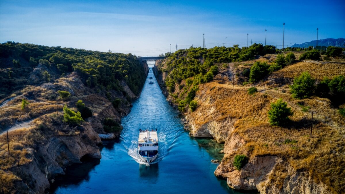 Πλοίο στη διώρυγα της Κορίνθου