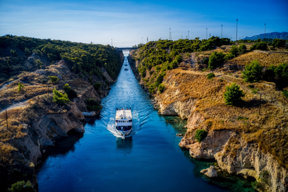 Πλοίο στη διώρυγα της Κορίνθου