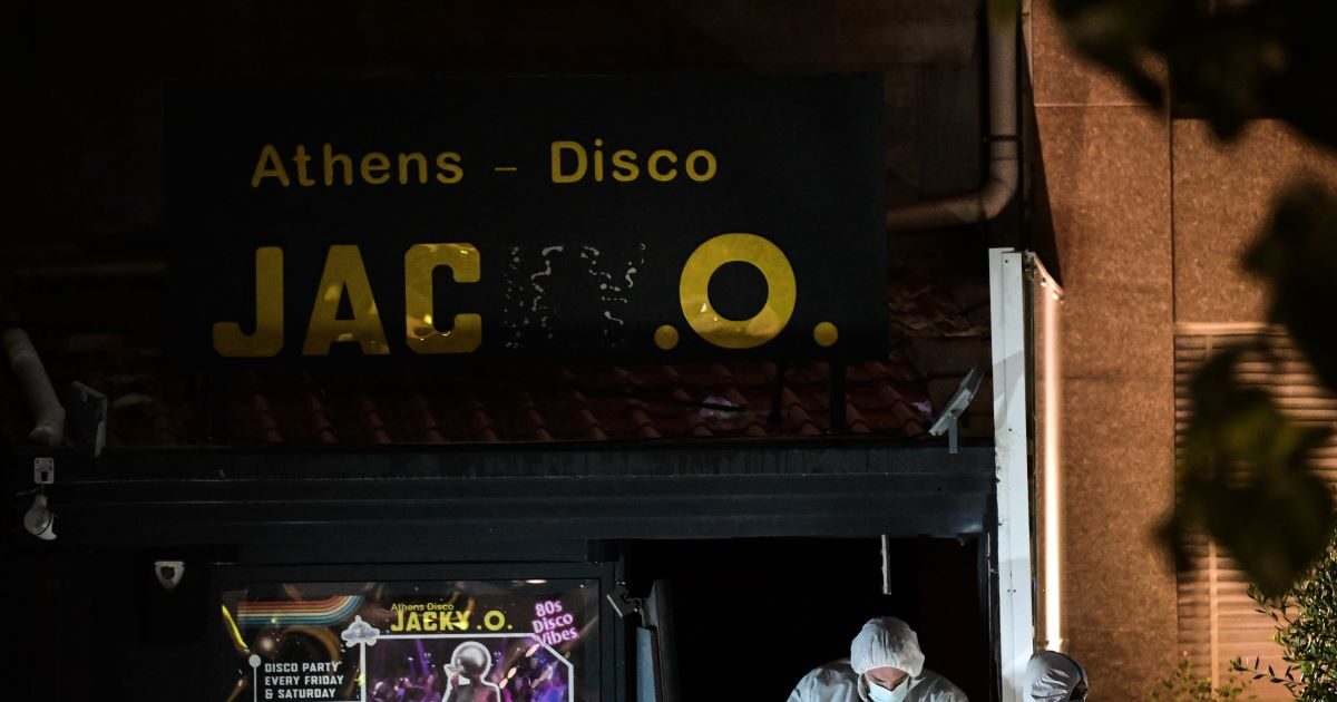 Αστυνομικοί της Σήμανσης έξω από τη ντισκοτέσκ Jacky.O.