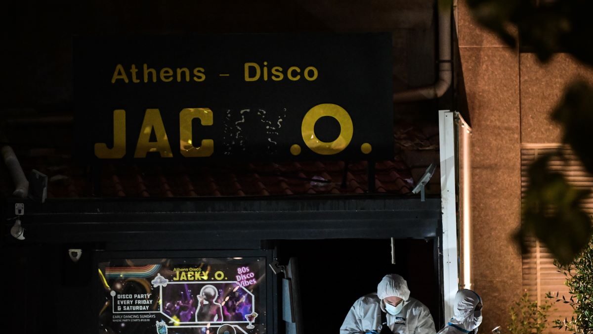 Αστυνομικοί της Σήμανσης έξω από τη ντισκοτέσκ Jacky.O.