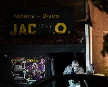 Αστυνομικοί της Σήμανσης έξω από τη ντισκοτέσκ Jacky.O.
