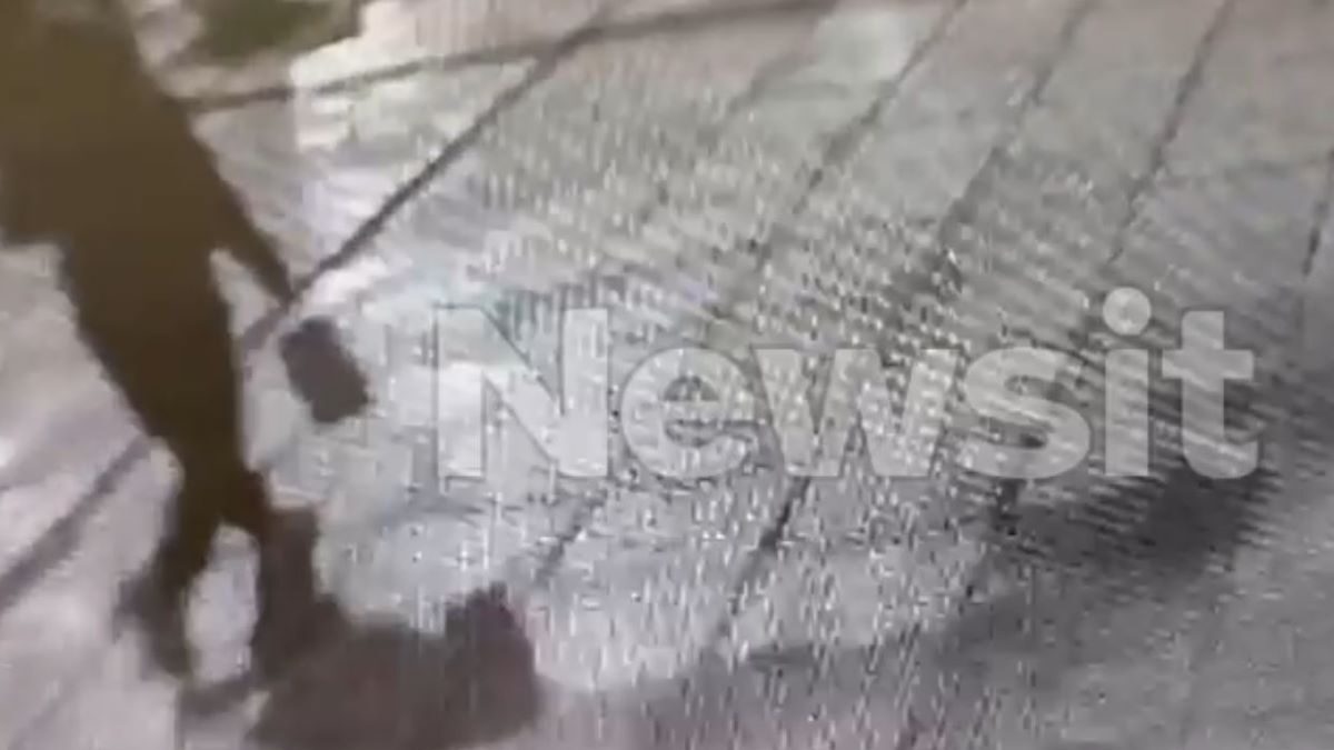 Ο μαυροφορεμένος άνδρας που κρατά τη χαρτοσακούλα με τη βόμβα