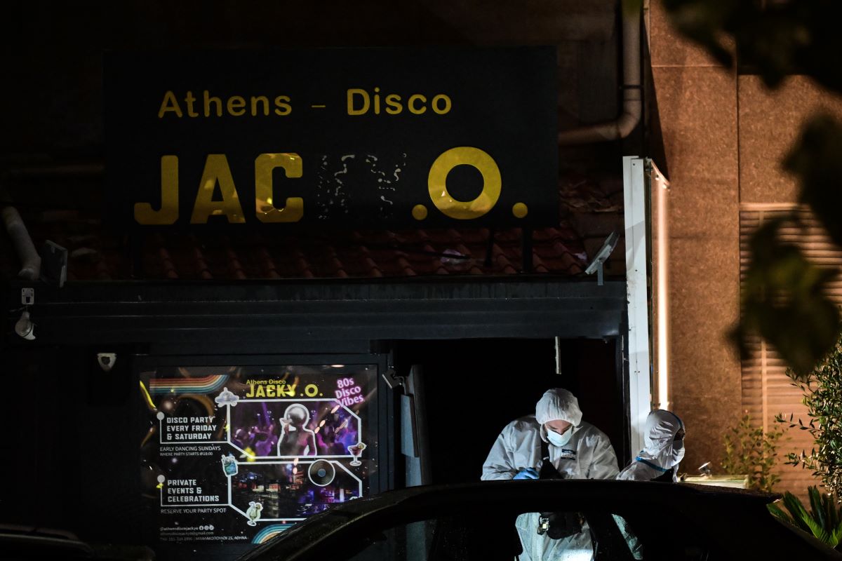 Αστυνομικοί της Σήμανσης έξω από τη ντισκοτέσκ Jacky.O.