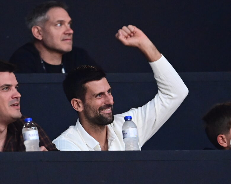 Ο Νόβακ Τζόκοβιτς στο ΣΕΦ για το Ολυμπιακός – Μονακό και δέχτηκε την αποθέωση από τους φιλάθλους των «ερυθρολεύκων»